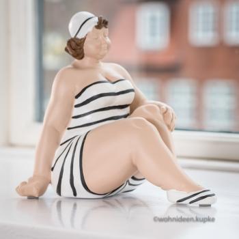 50er Jahre Badefigur Frauke in gemütlichem schwarz-weißem Badeanzug (22cm)